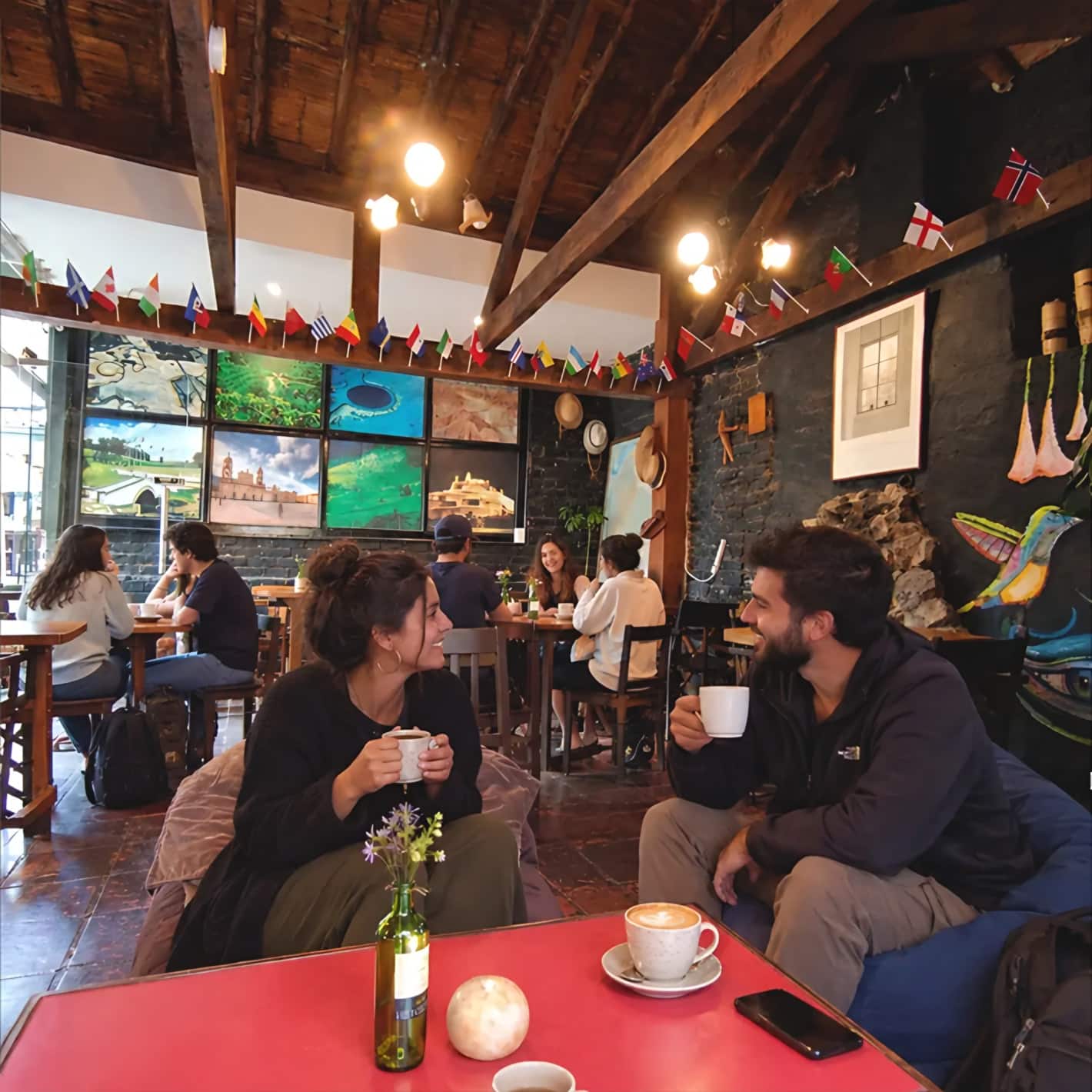 Imagen marcada como IA en Instagram: salón de café con banderines y techo de vigas, dos personas con capuchino