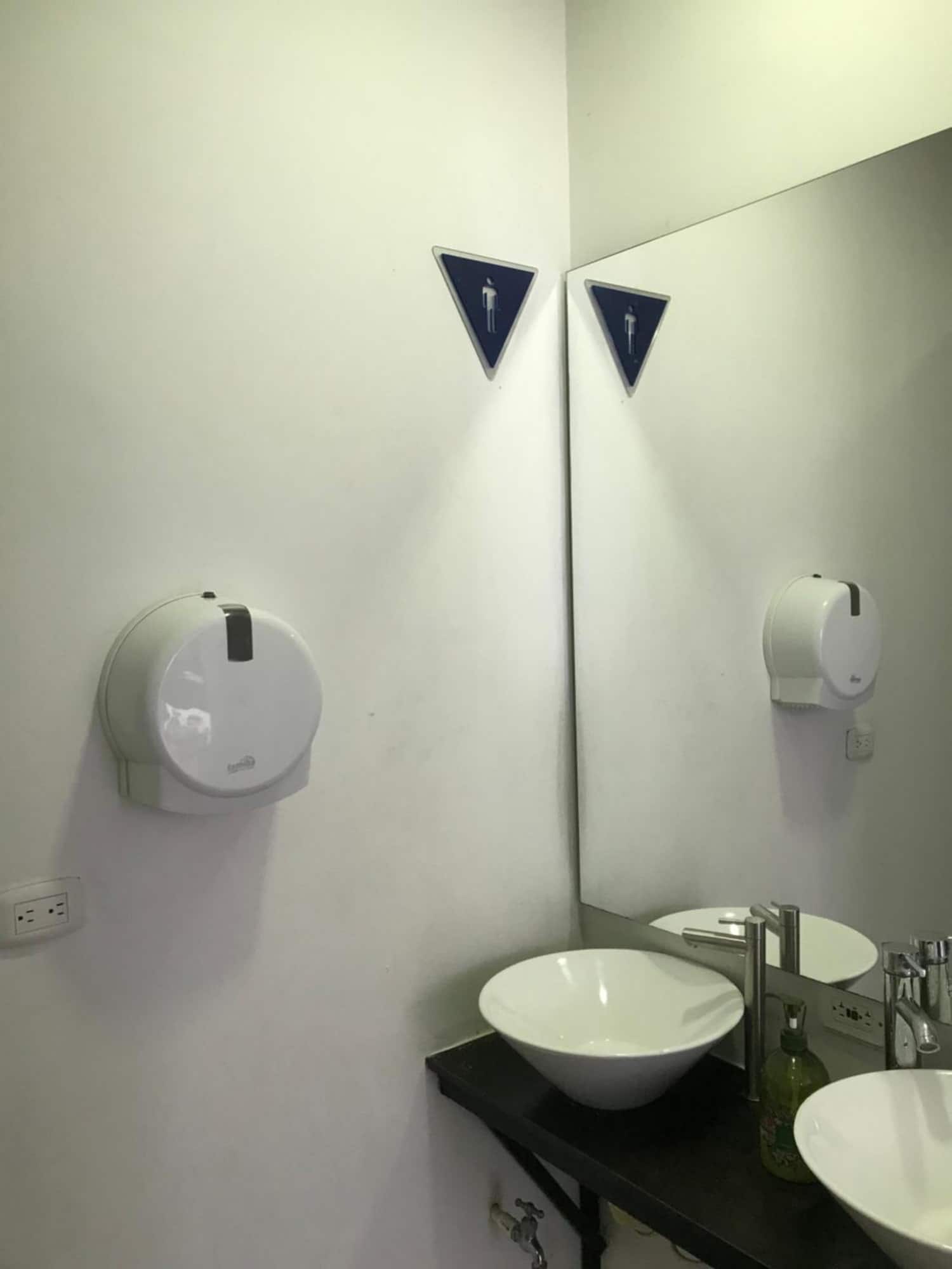 Baño compartido con dos lavamanos de sobreponer y espejo