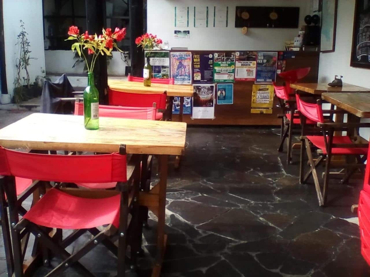 Comedor del café con sillas rojas y mesas de madera