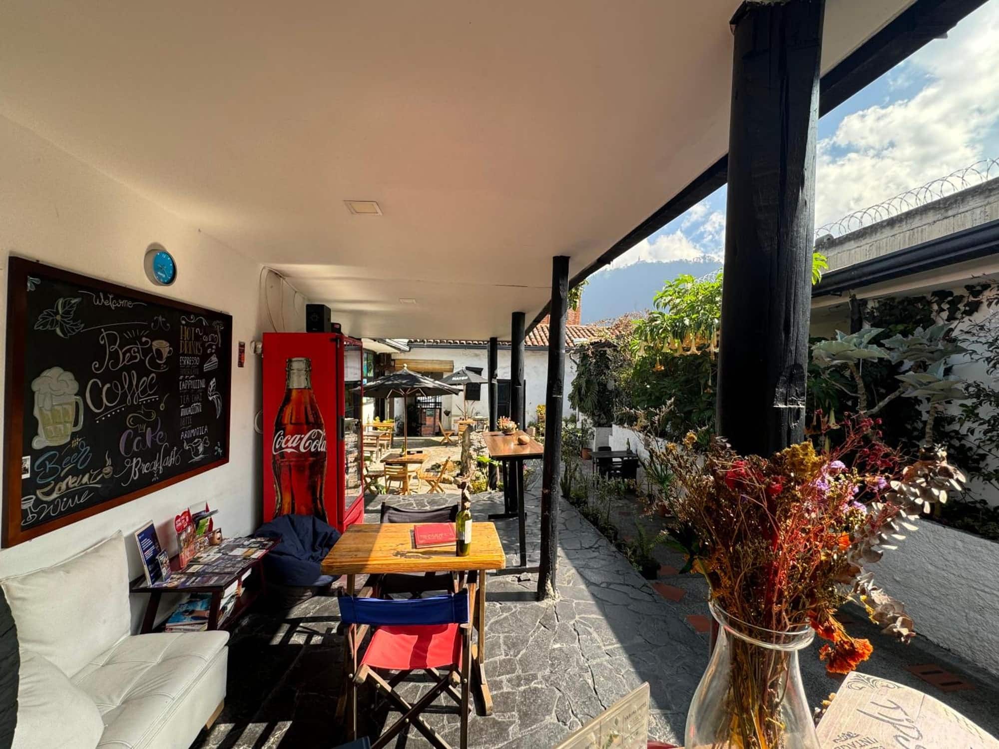 Terraza del café con tablero, nevera y mesas