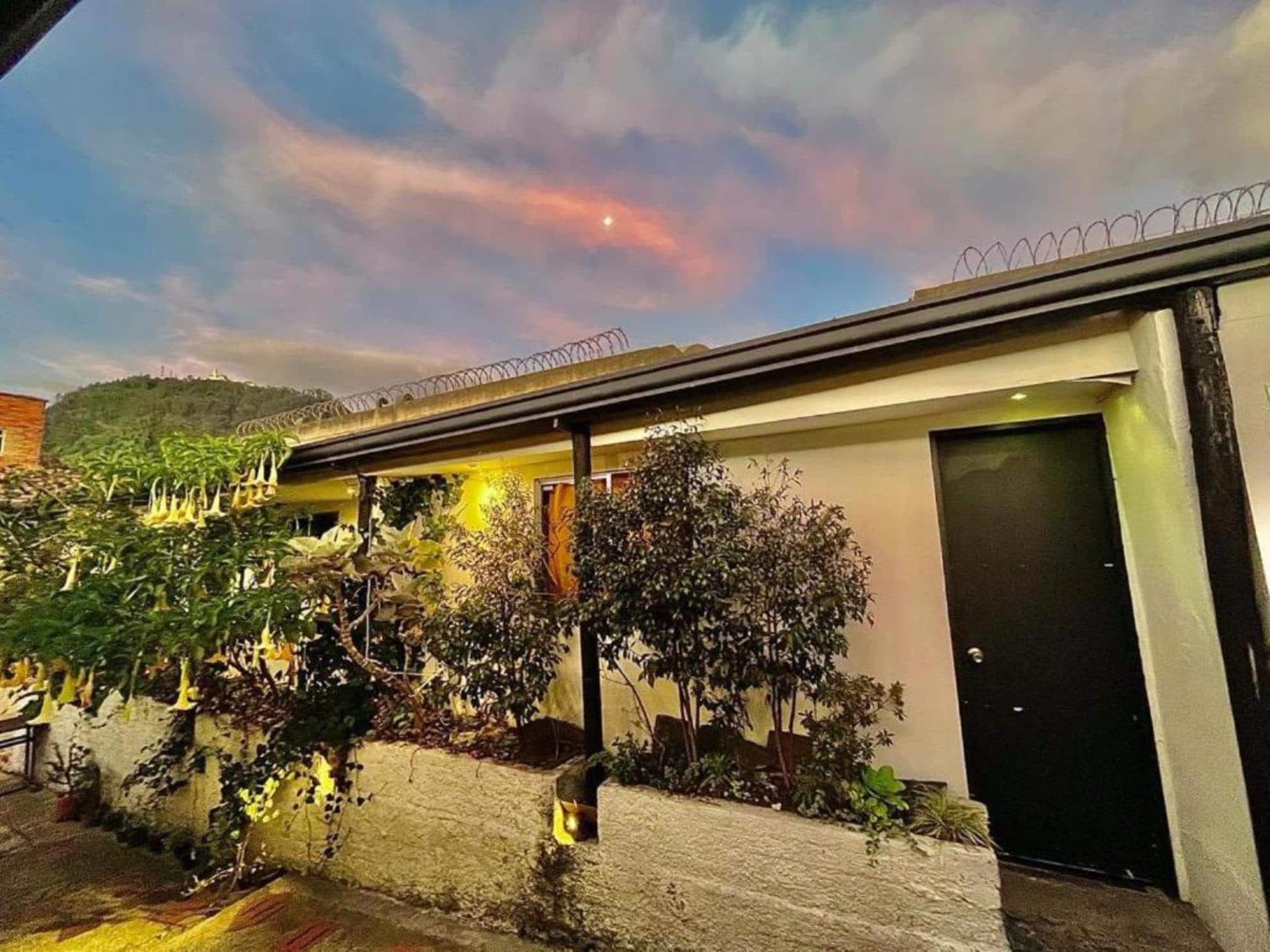 Atardecer sobre las habitaciones y los cerros