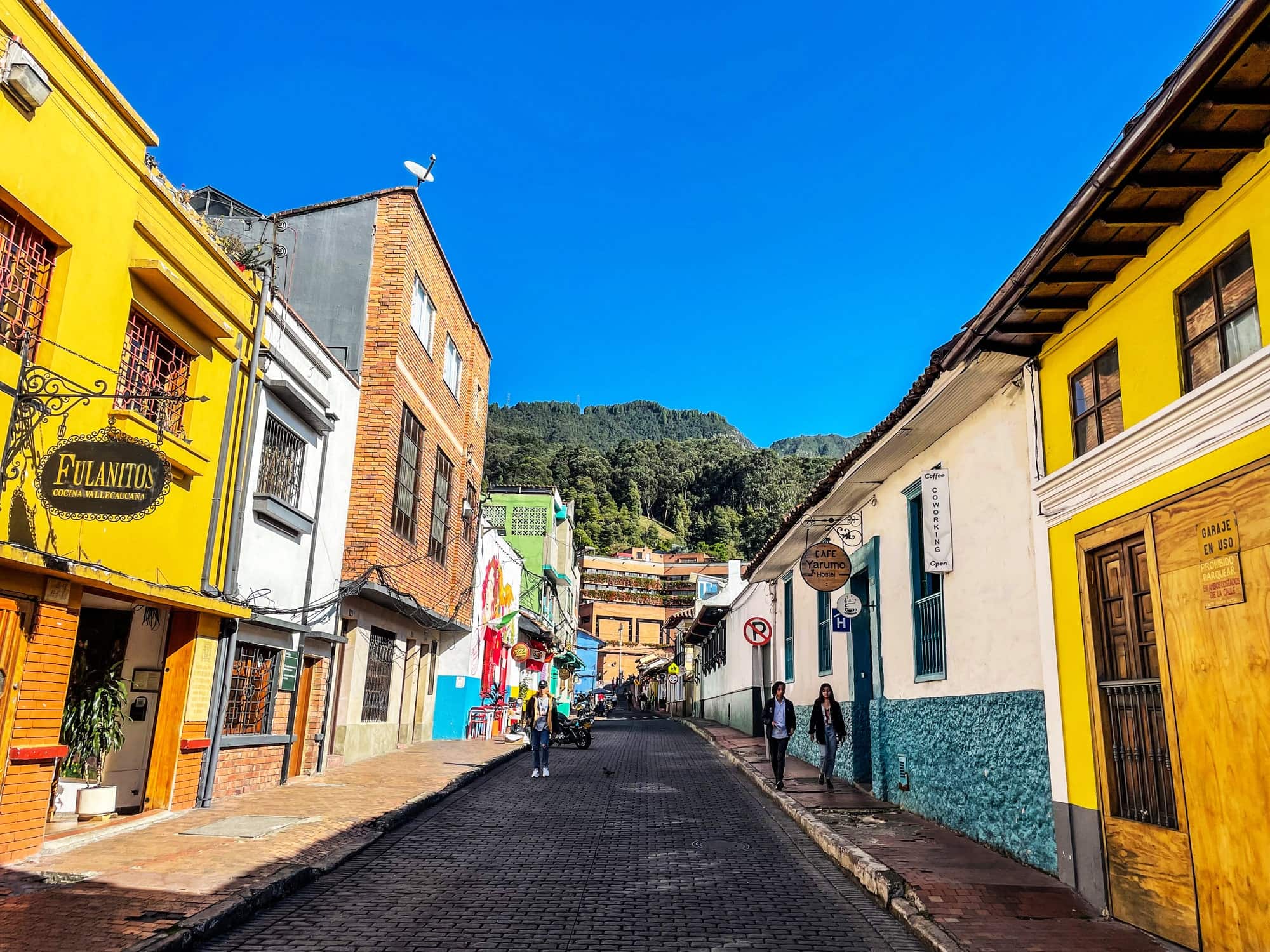 Calle de La Candelaria con casas de colores y los cerros